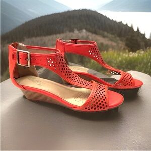 Aerosoles Sapphire Low Wedge T-strap Perforated Leather Open Toe Sandals 8